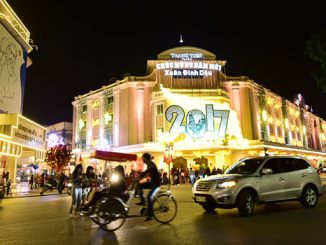 Thi công bộ chữ gắn trên nóc tòa nhà cao tầng