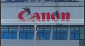Làm bộ chữ nổi alu trên nóc tòa nhà