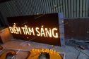 Tại sao các tòa nhà bắt buộc phải có hệ thống biển chỉ dẫn thả trần?